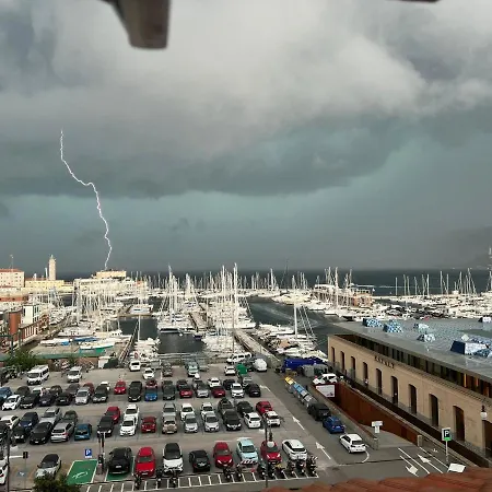 Le Rive Del Revoltella Apartamento *